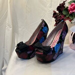 Floral wedges